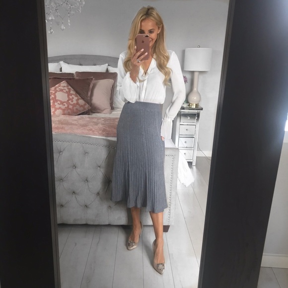 Elegant Sweater Style Pleated Skirt in Grey - Picture 3 of 8